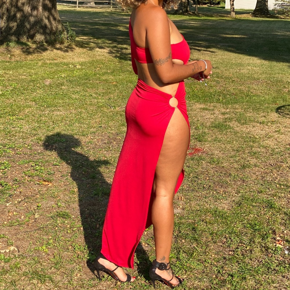 Red dress - Picture 2 of 2